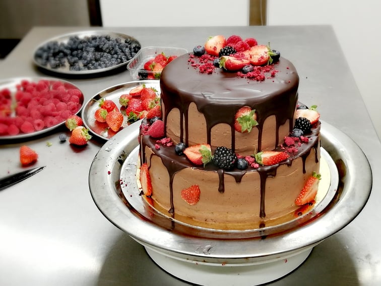 2 poschodová banánovo-jahodová čokoládová torta