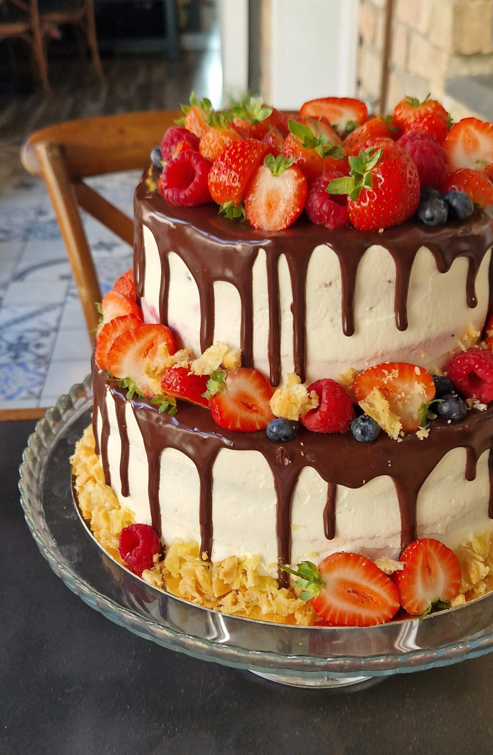 2 poschodová čokoládovo vanilková torta s jahodami – Obrázok 3