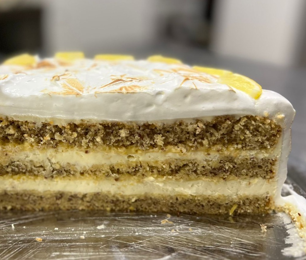 Mandľovo citrónová s opáleným merengue krémom – Obrázok 3